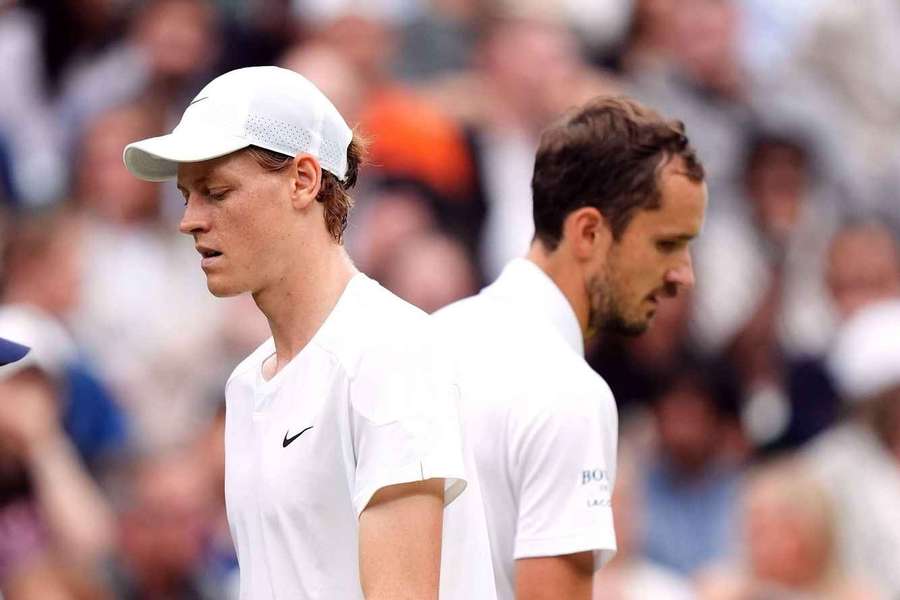 Jannik Sinner a Daniil Medveděv se naposledy střetli ve Wimbledonu.