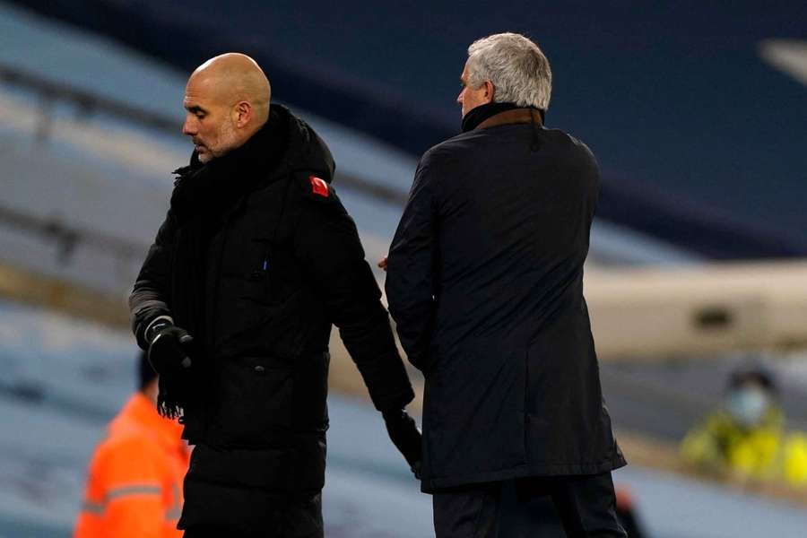 Mourinho e Guardiola trocam farpas por números de títulos da Premier League