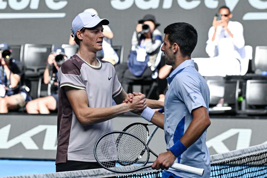 Italiens Jannik Sinner hilser på Serbiens Novak Djokovic
