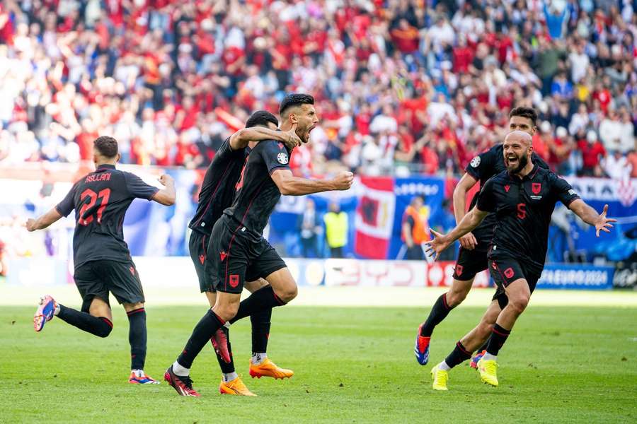 Klaus Gjasula maakte namens Albanië een eigen doelpunt én een doelpunt tegen Kroatië