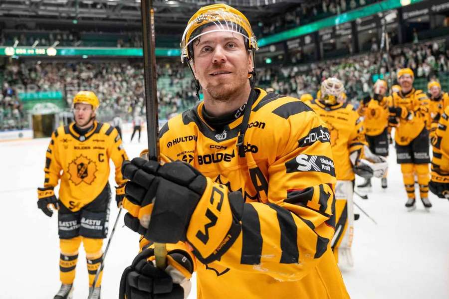 Par Lindholm leads his teammates in thanking the travelling fans