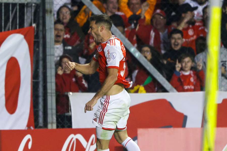 Alario foi o herói da noite em Caxias do Sul