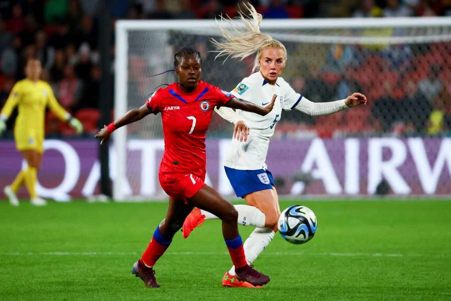 Batcheba Louis, do Haiti, e Alex Greenwood, da Inglaterra, disputam a bola