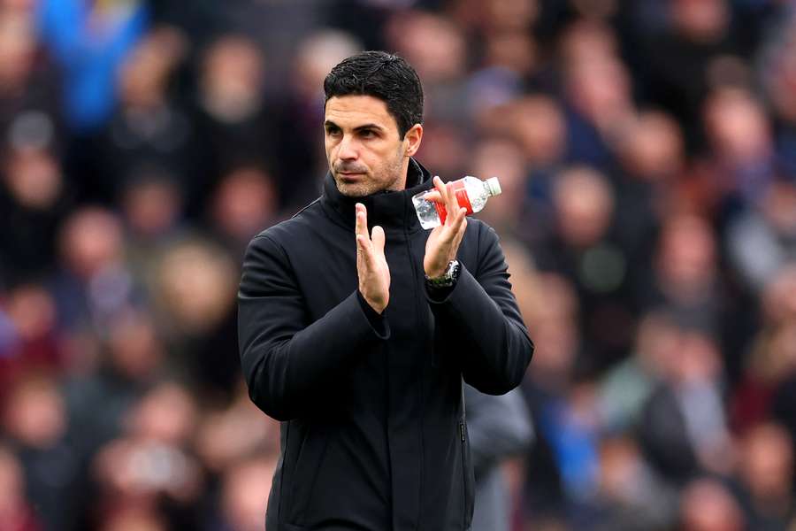 Arsenal manager Mikel Arteta acknowledges the fans