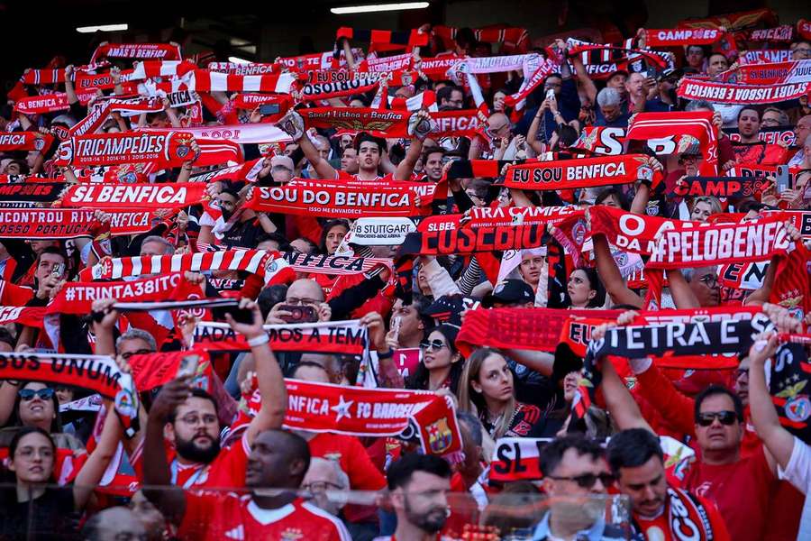 Adeptos do Benfica no apoio à equipa