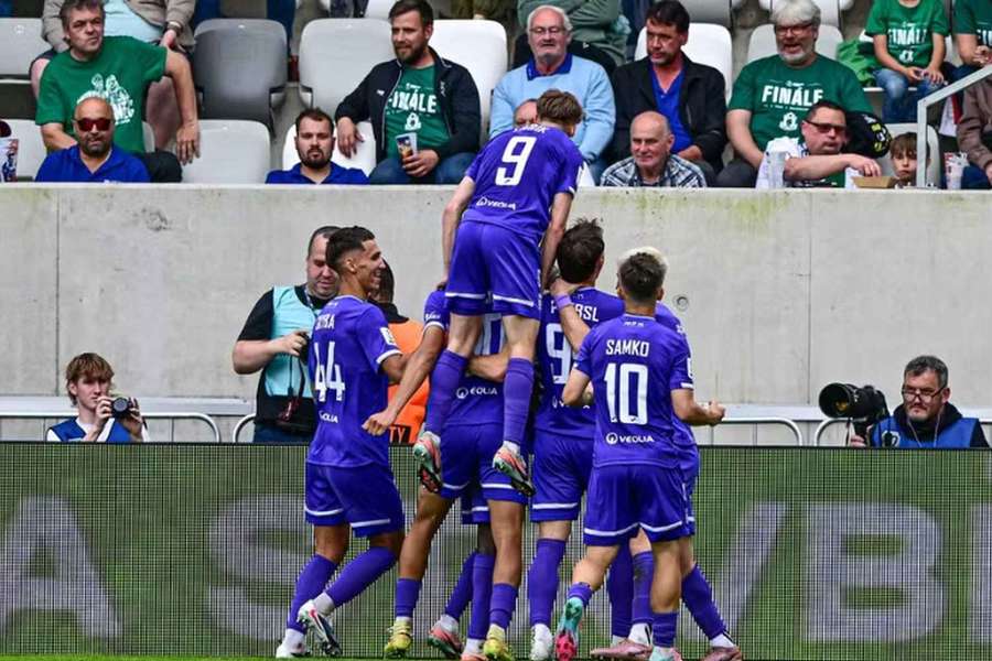 Karvinská radost po gólu ve finále MOL Cupu. Karvinská radost po gólu ve finále MOL Cupu.