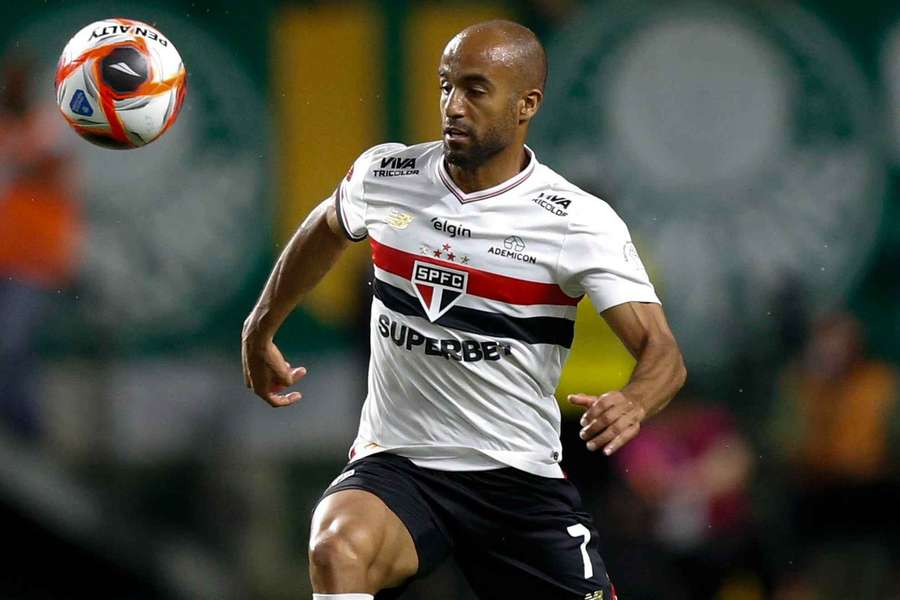 O internacional brasileiro saiu do jogo com dores no joelho 