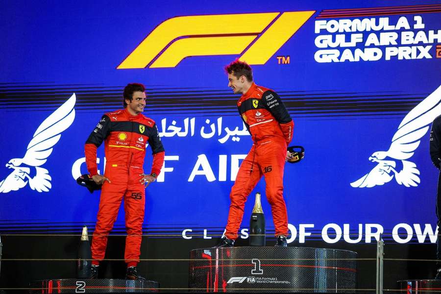 Sainz en Leclerc op het podium na de GP van Bahrein op 20 maart 2022