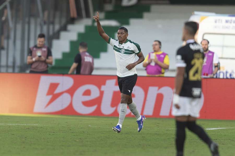Pedro Rocha sacramentou a vitória do Coritiba em erro de Lyanco