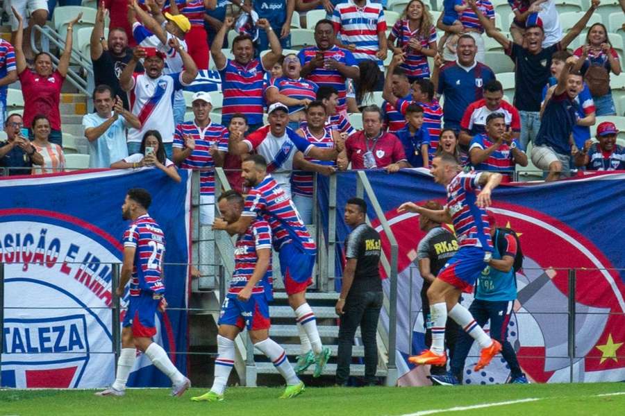 Jogadores do Fortaleza comemoram segundo gol, de Moisés