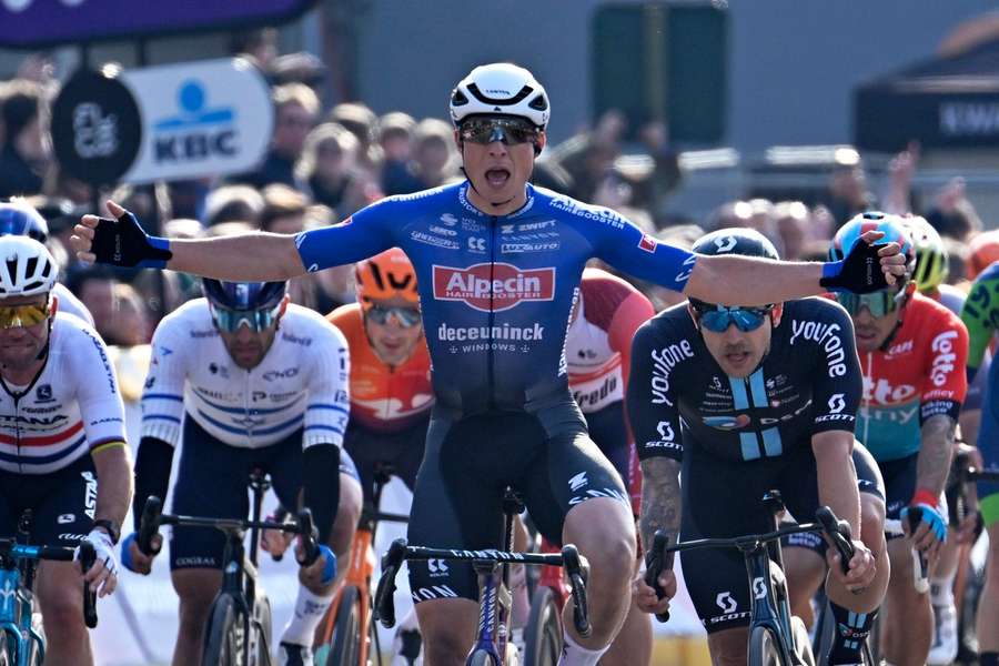 Philipsen troeft onder meer Cavendish en Groenewegen af in massasprint Scheldeprijs