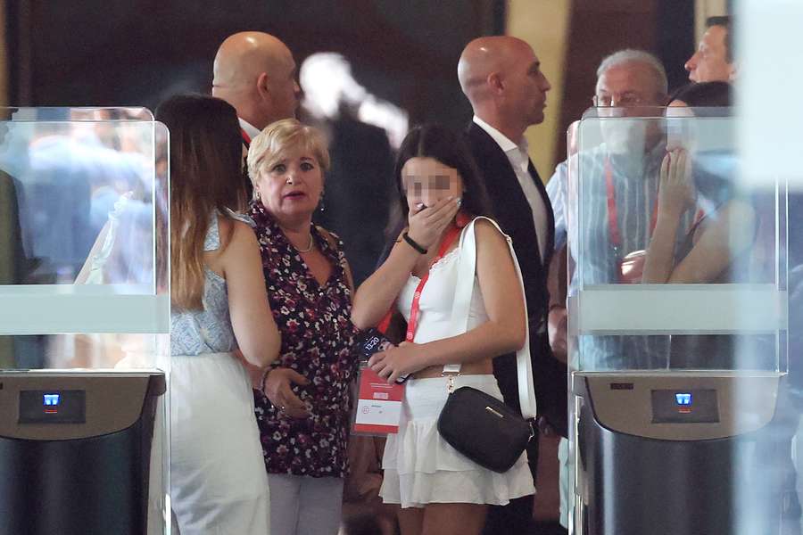 Ángeles Béjar, madre de Luis Rubiales, a la salida de la Asamblea en la que su hijo anunció que no dimitiría