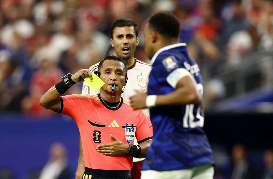 Mbappé riceve un giallo Mbappé riceve un giallo
