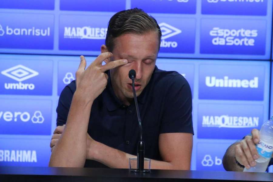 Lucas Leiva announced the end of his career at a press conference