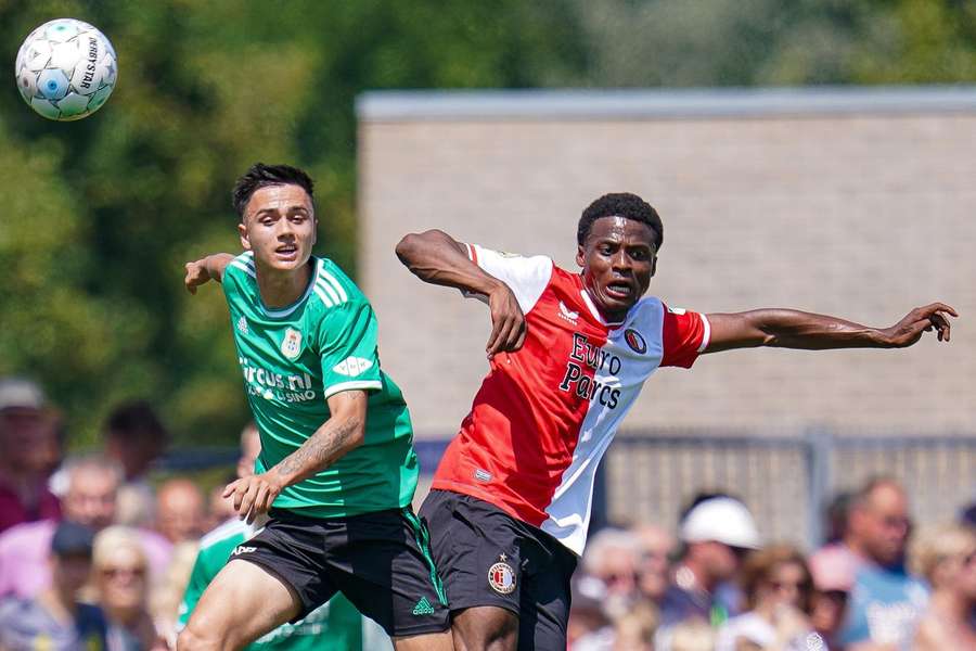 Eliano Reijnder van PEC (L) in duel met Antoni Milambo (R)