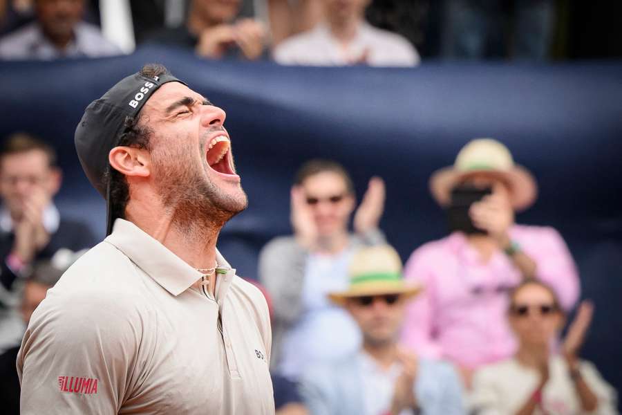 Matteo Berrettini celebra la vittoria a Gstaad