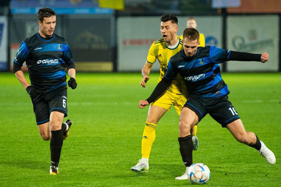 Futbalisti Dolného Kubína (v modro-čiernom) schytali na jar v Košiciach debakel 1:5.