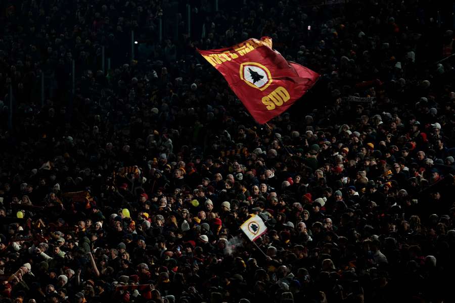 UEFA wymierza kary - Roma i Eintracht z grzywnami, Twente z pustym stadionem