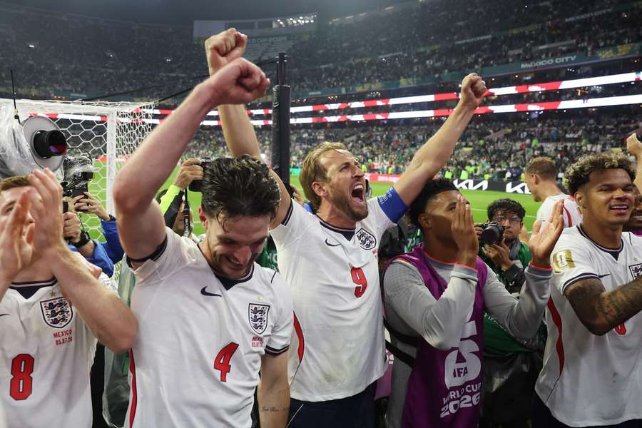Harry Kane (M.) bejubelt Englands Viertelfinal-Einzug nach dem Sieg gegen Mexiko. Harry Kane (M.) bejubelt Englands Viertelfinal-Einzug nach dem Sieg gegen Mexiko.