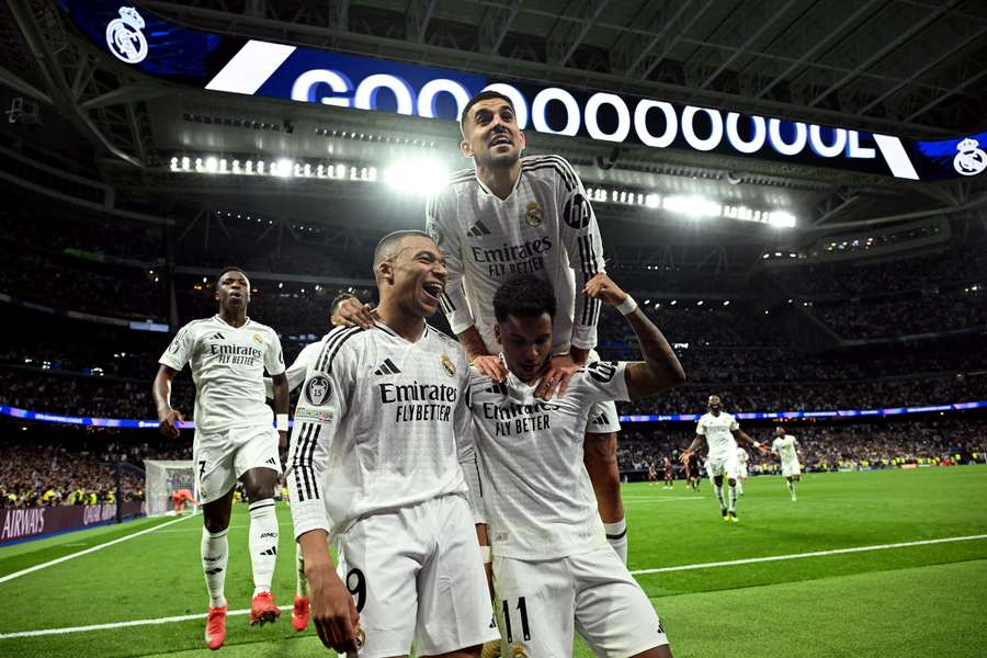 Les joueurs du Real Madrid célèbrent l'un des buts marqués contre City lors du match retour des éliminatoires de la Ligue des champions.