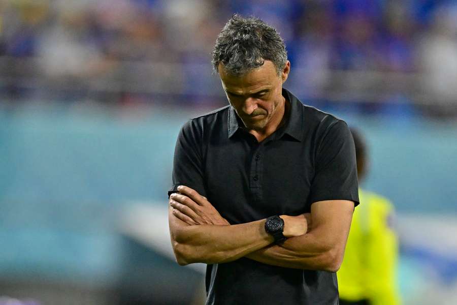 Luis Enrique, cabizbajo durante el partido contra Japón.