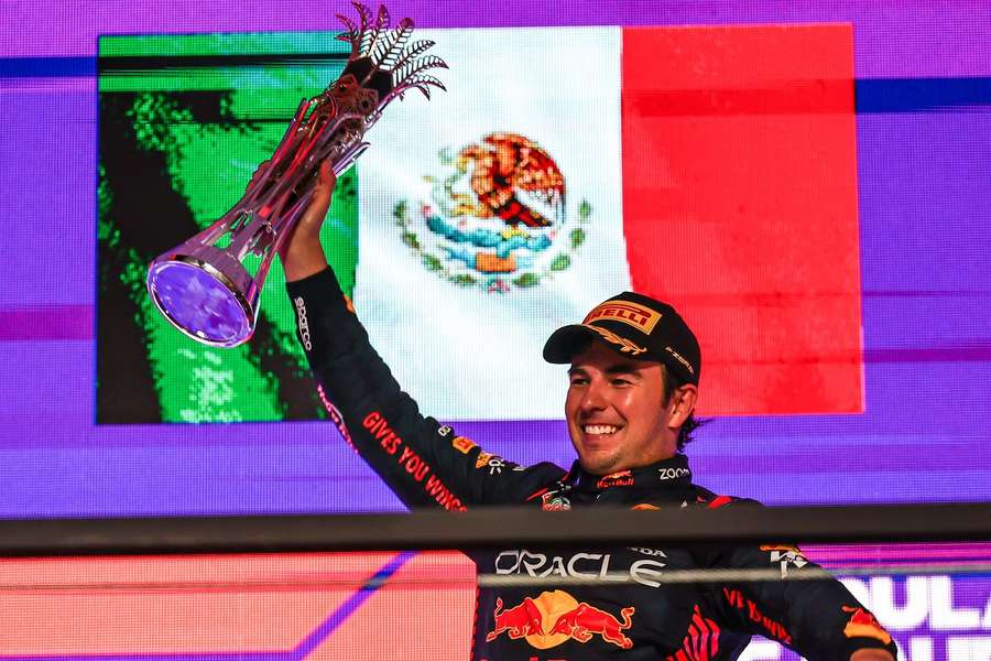 Perez viert feest na zijn overwinning in de GP van Saoedi-Arabië