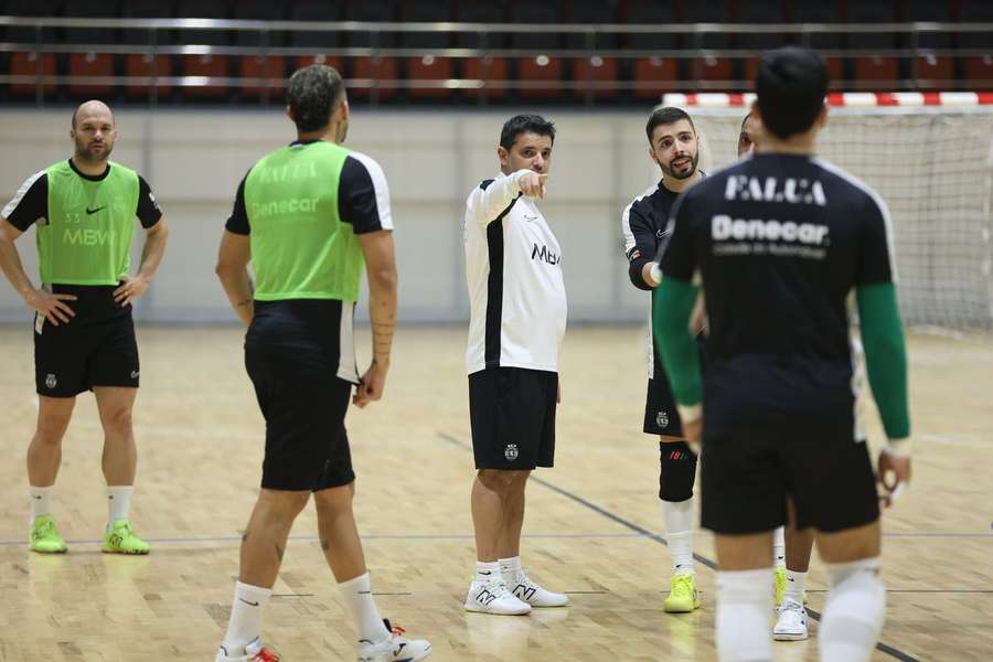 Nuno Dias dá instruções aos jogadores do Sporting