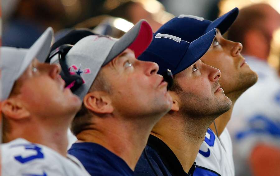 Jogadores do Dallas Cowboys olham para o telão do AT&T Stadium Jogadores do Dallas Cowboys olham para o telão do AT&T Stadium