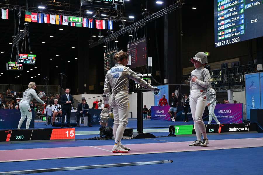 Ukraine's Olha Kharlan (L) gestures as she refuses to shake hands with Russia's Anna Smirnova