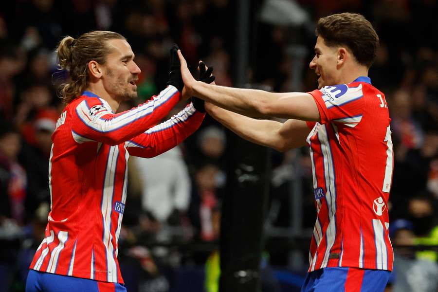 Ántoine Griezmann y Julián Álvarez celebran uno de sus goles ante el Slovan Bratislava