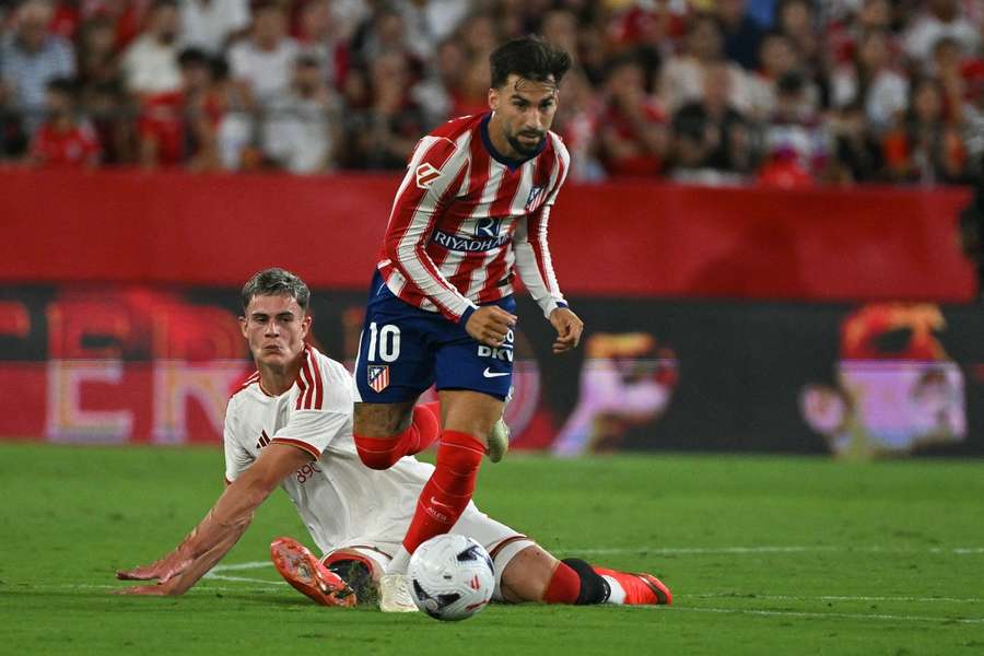Álex Baena se va de Robbie Ure en el Pizjuán Álex Baena se va de Robbie Ure en el Pizjuán