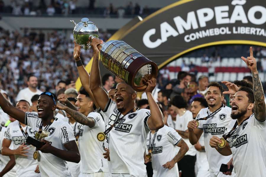 Marlon Freitas ergueu a taça da Libertadores para o Botafogo