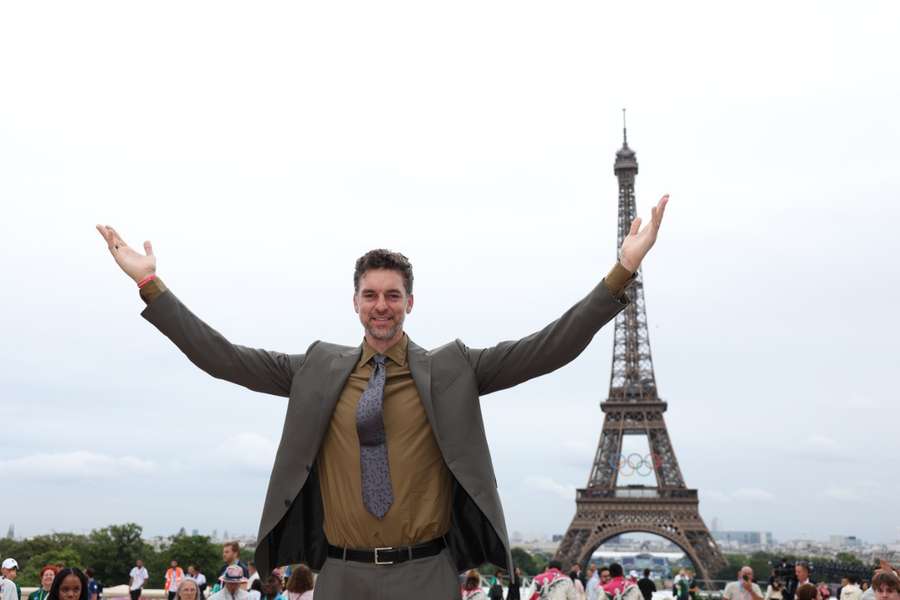 Pau Gasol ante la Torre Eiffel