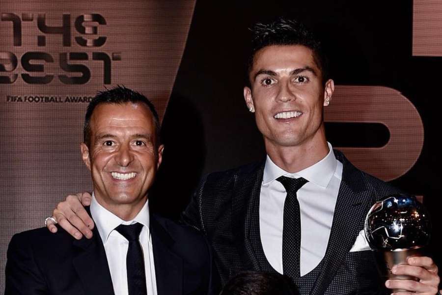 Jorge Mendes junto a Cristiano Ronaldo en una gala de The Best Jorge Mendes junto a Cristiano Ronaldo en una gala de The Best