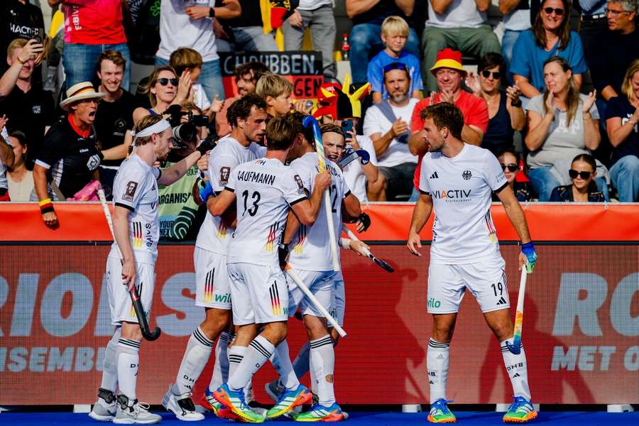 Die deutschen Hockey-Herren feiern den Weltmeistertitel. Die deutschen Hockey-Herren feiern den Weltmeistertitel.