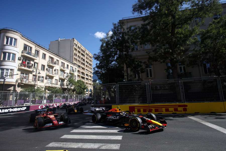 Pérez e Sainz, durante o Grande Prémio de Baku