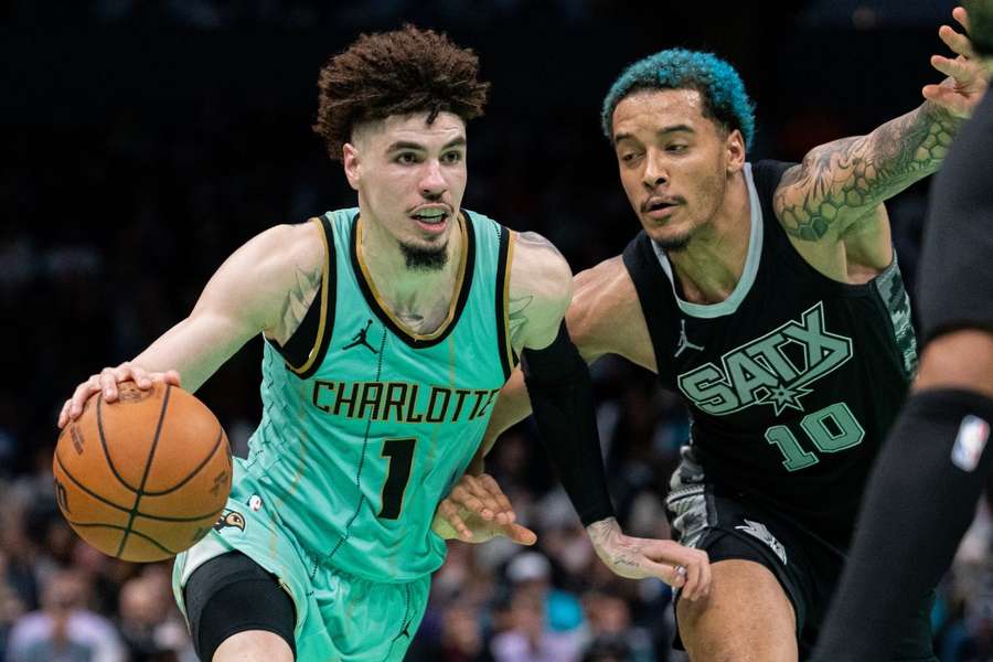 Minimalna przegrana Spurs z Hornets. 11 punktów i double-double Sochana