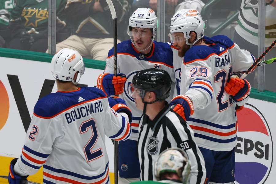 Leon Draisaitl (r.) kommt seinem Traum Stanley Cup immer näher.