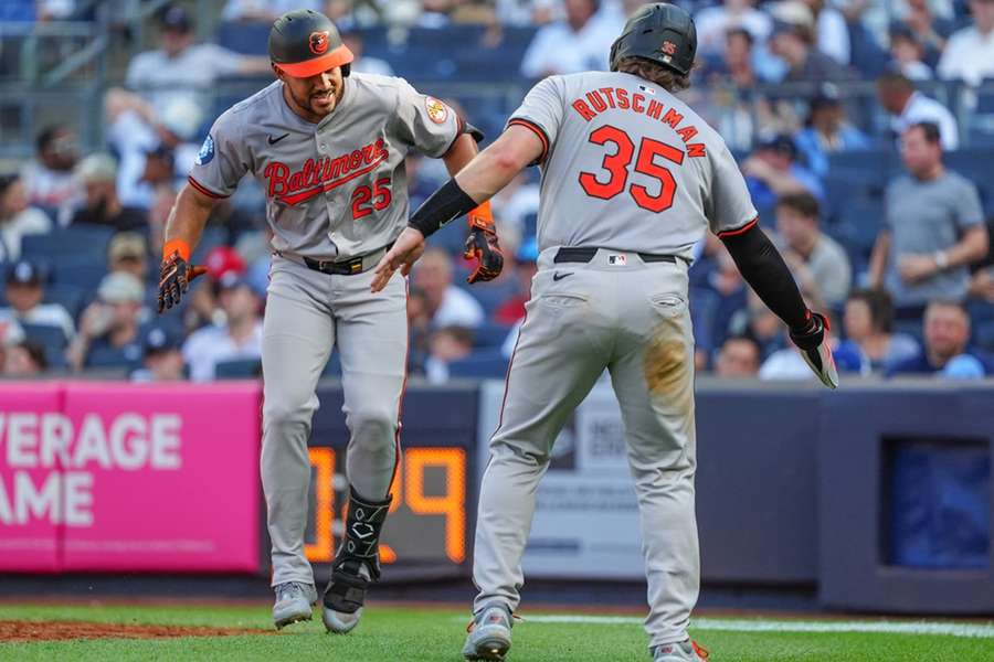 Catcher Adley Rutschman feliciteert RF Anthony Santander met zijn three run homerun in de vijfde inning