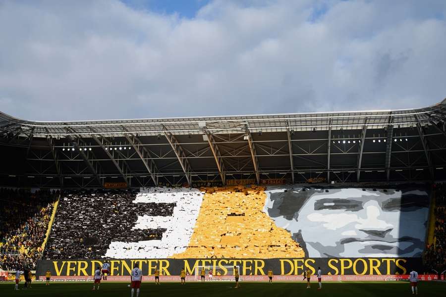 Fußball-Drittligist Dynamo Dresden ehrt seinen verstorbenen Rekordspieler Hans-Jürgen "Dixie" Dörner mit einer besonderen Geste.