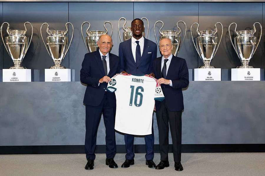 Konaté, între Pirri (S) și Florentino Pérez (D) Konaté, între Pirri (S) și Florentino Pérez (D)