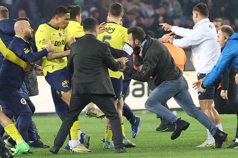A metà marzo, la situazione è degenerata dopo la partita di campionato tra Trabzonspor e Fenerbahce.