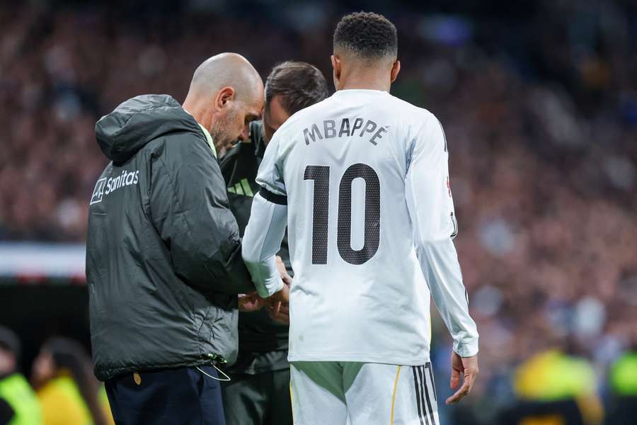 Mbappé, con un dedo roto, duda para jugar contra el City Mbappé, con un dedo roto, duda para jugar contra el City