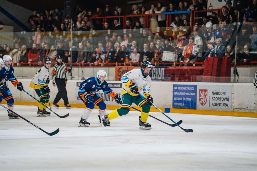 Hokejisté Farmers ovládli pražské derby proti Engineers. Hokejisté Farmers ovládli pražské derby proti Engineers.
