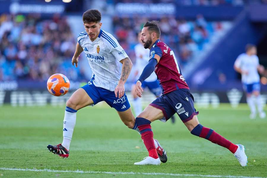 Bernardo Vital disputa a bola com José Luis Morales