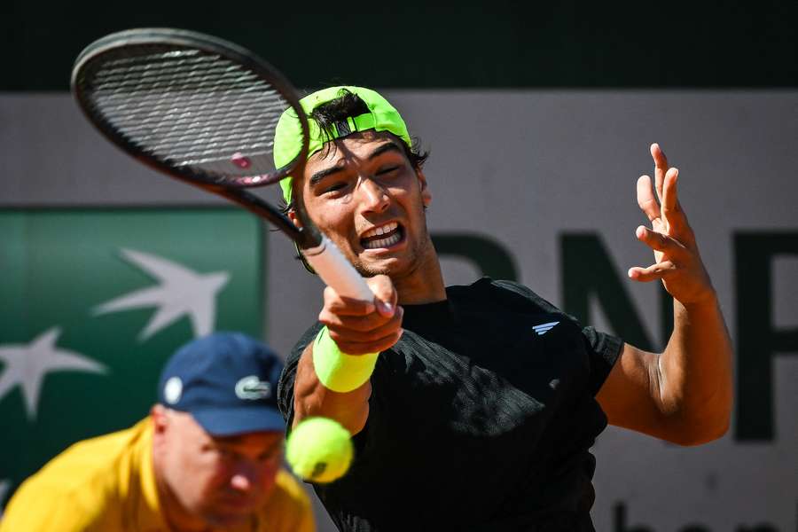 Henrique Rocha a um passo do quadro principal de Roland Garros