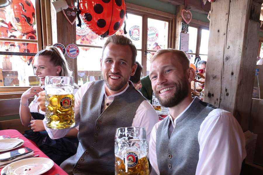 Harry Kane (M.) und Konrad Laimer (r.) auf der Wiesn