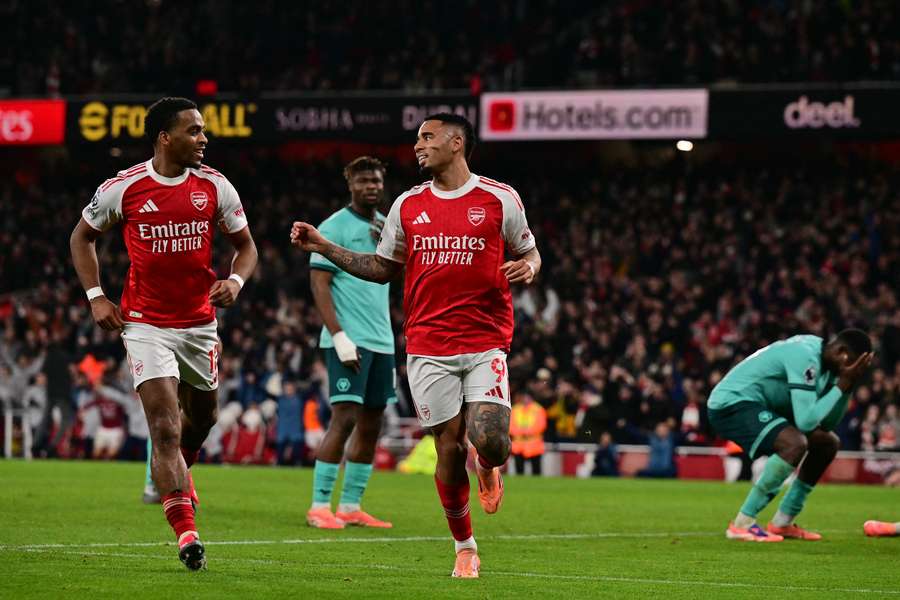 Arsenal powiększa przewagę w Premier League po niesamowitej końcówce, dwa gole samobójcze Arsenal powiększa przewagę w Premier League po niesamowitej końcówce, dwa gole samobójcze