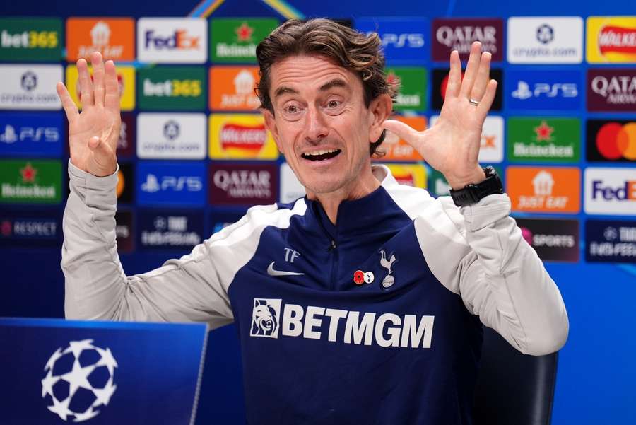 Thomas Frank podczas konferencji prasowej Thomas Frank podczas konferencji prasowej