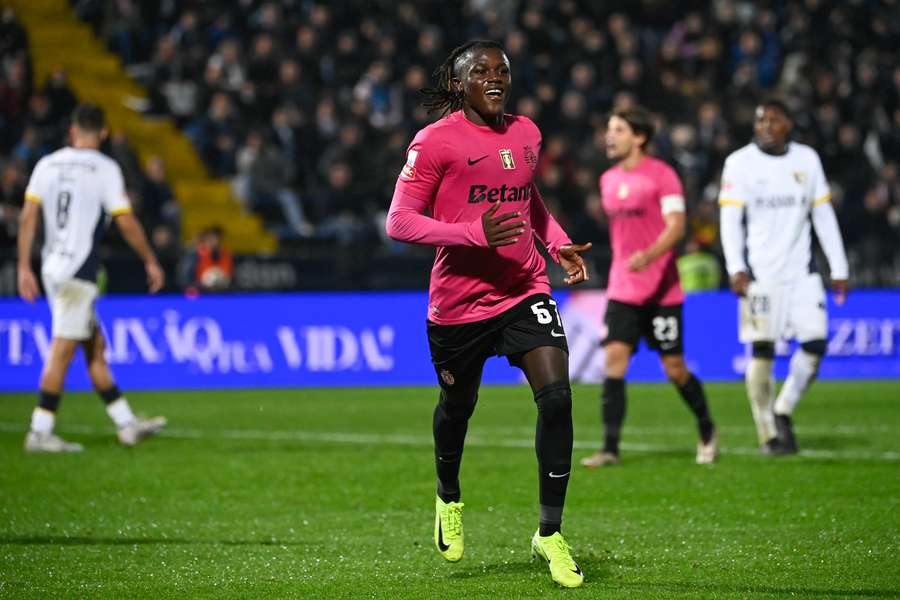 Geovany Quenda celebra o golo pelo Sporting